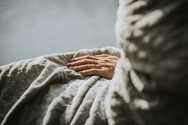 hand auf therapiedecke
